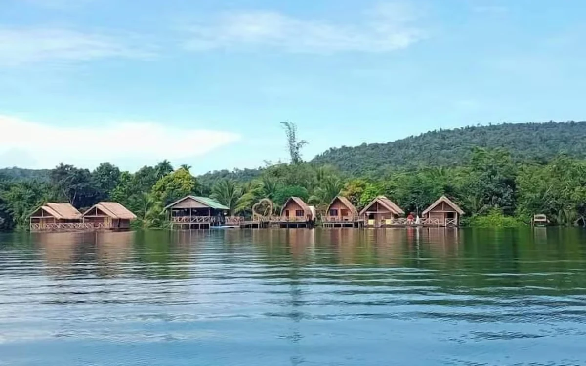 Bright daytime view of Tatai Natural Guest House across the Tatai River
