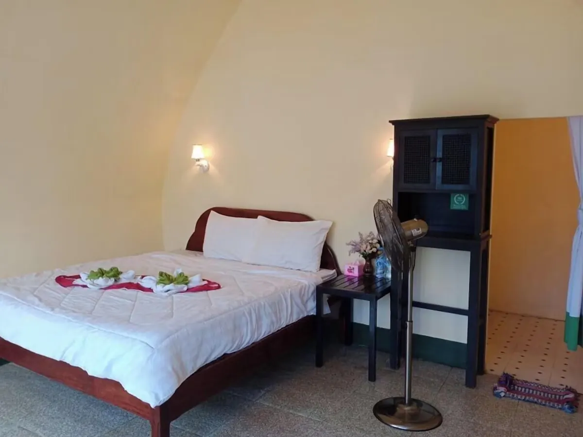 Land bungalow room